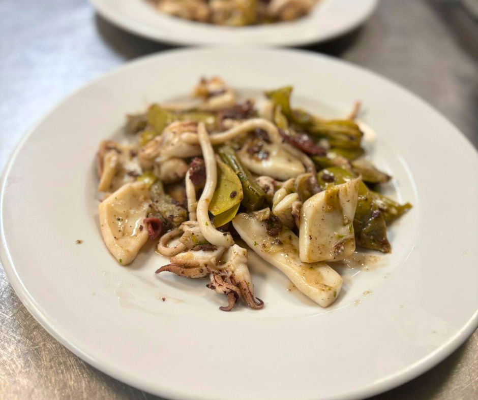Sepietes saltejades amb carxofes, plat de cuina tradicional catalana elaborat amb producte fresc i de temporada a La Selva (Girona).