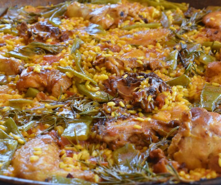 Arròs de muntanya tradicional amb costella de porc, conill, salsitxa