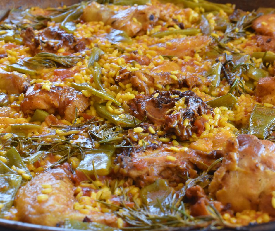 Arròs de muntanya tradicional amb costella de porc, conill, salsitxa