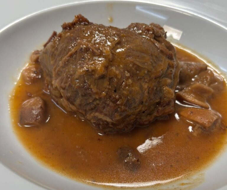 Carrilleras de cerdo guisadas a fuego lento, plato de cocina catalana tradicional servido en el restaurante La Crosa.